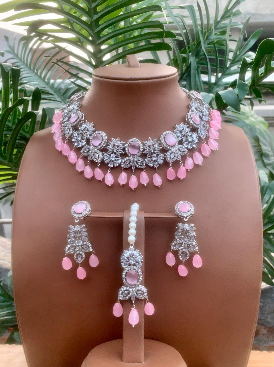 Zircon necklace set with teeka