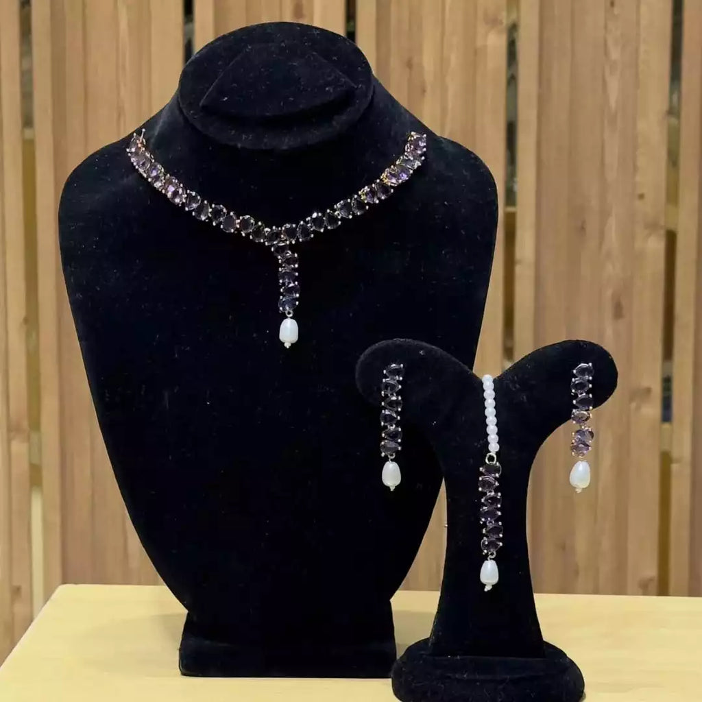 Delicate necklace set with teeka