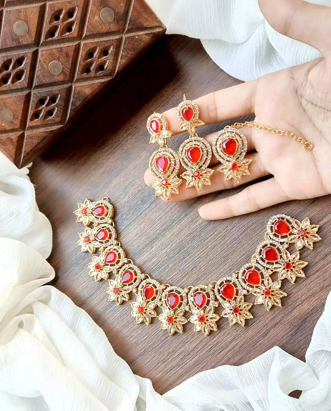 Zircon necklace set with teeka