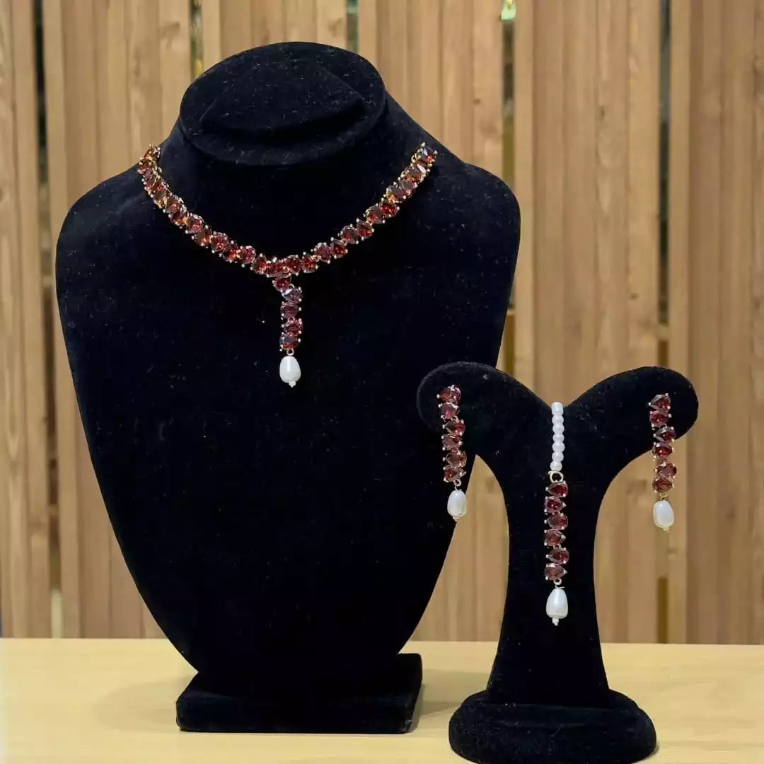 Delicate necklace set with teeka