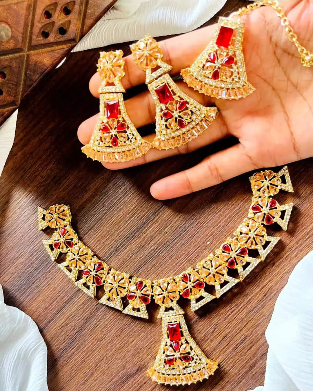 Zircon necklace set with teeka