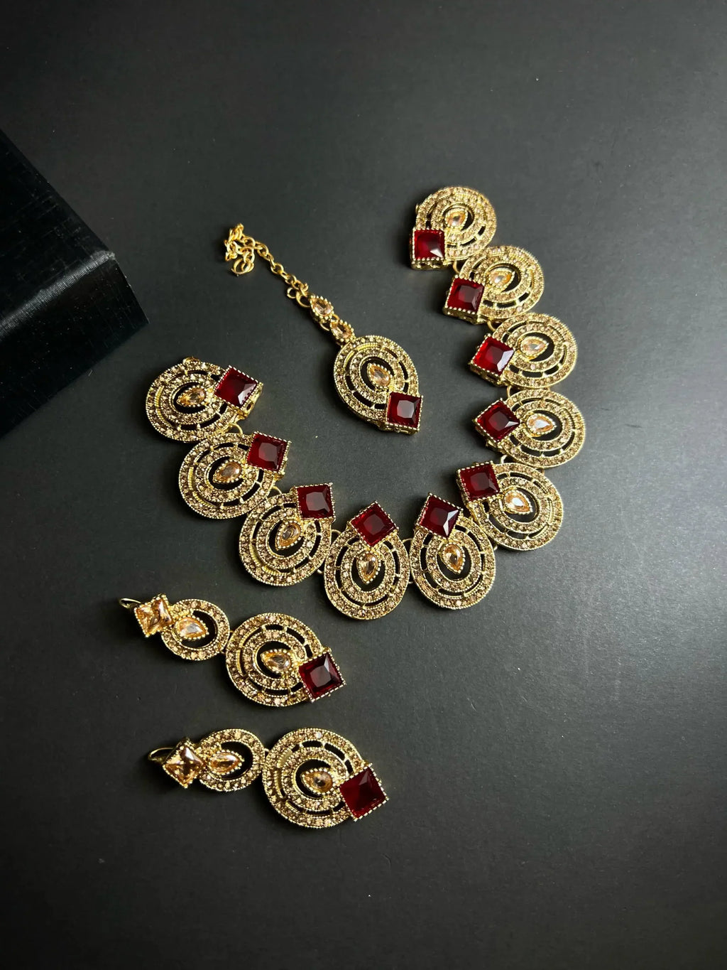 Zircon necklace set with teeka