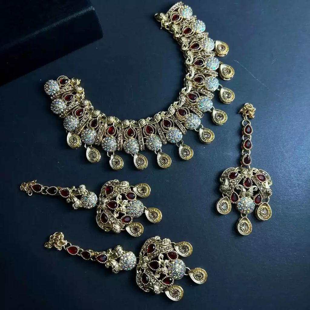 Zircon necklace set with teeka