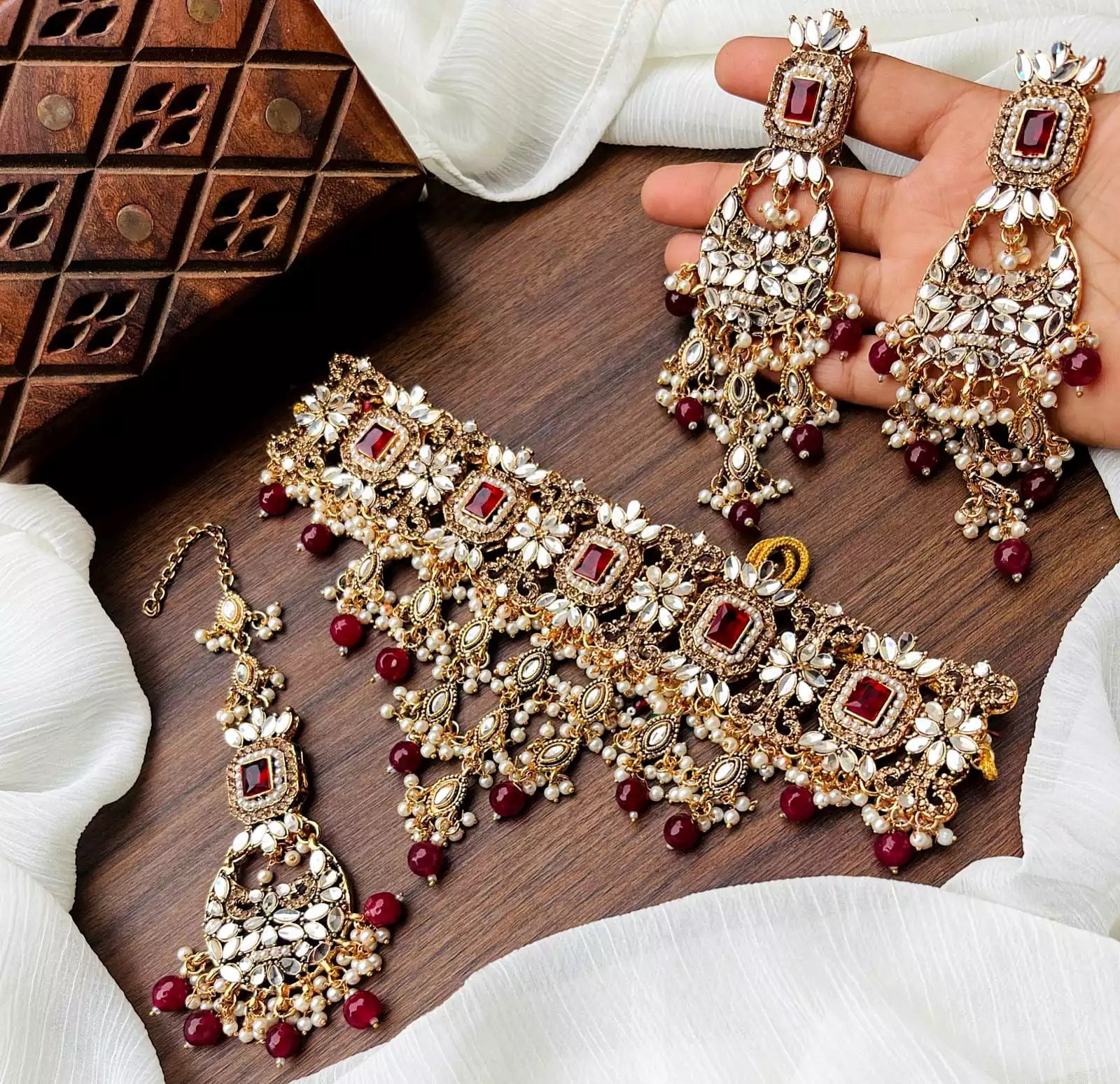 Kundan full neck bridal set Main image