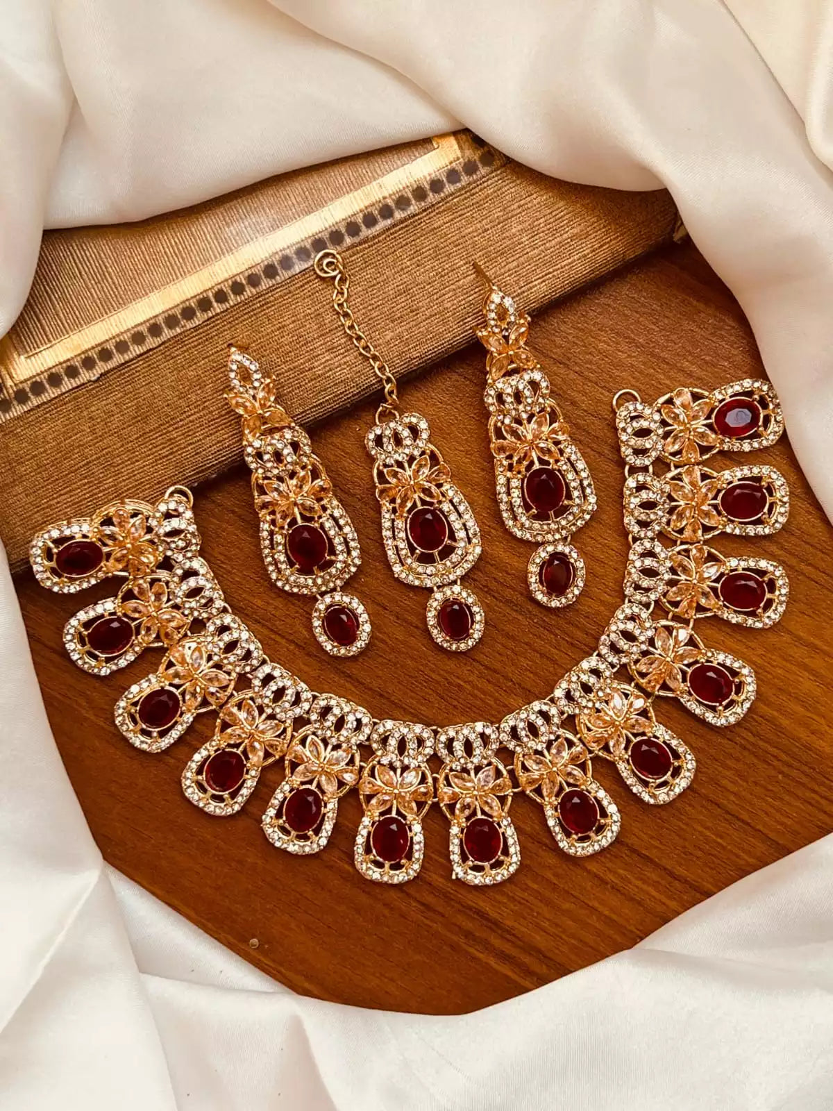 Zircon necklace set with teeka