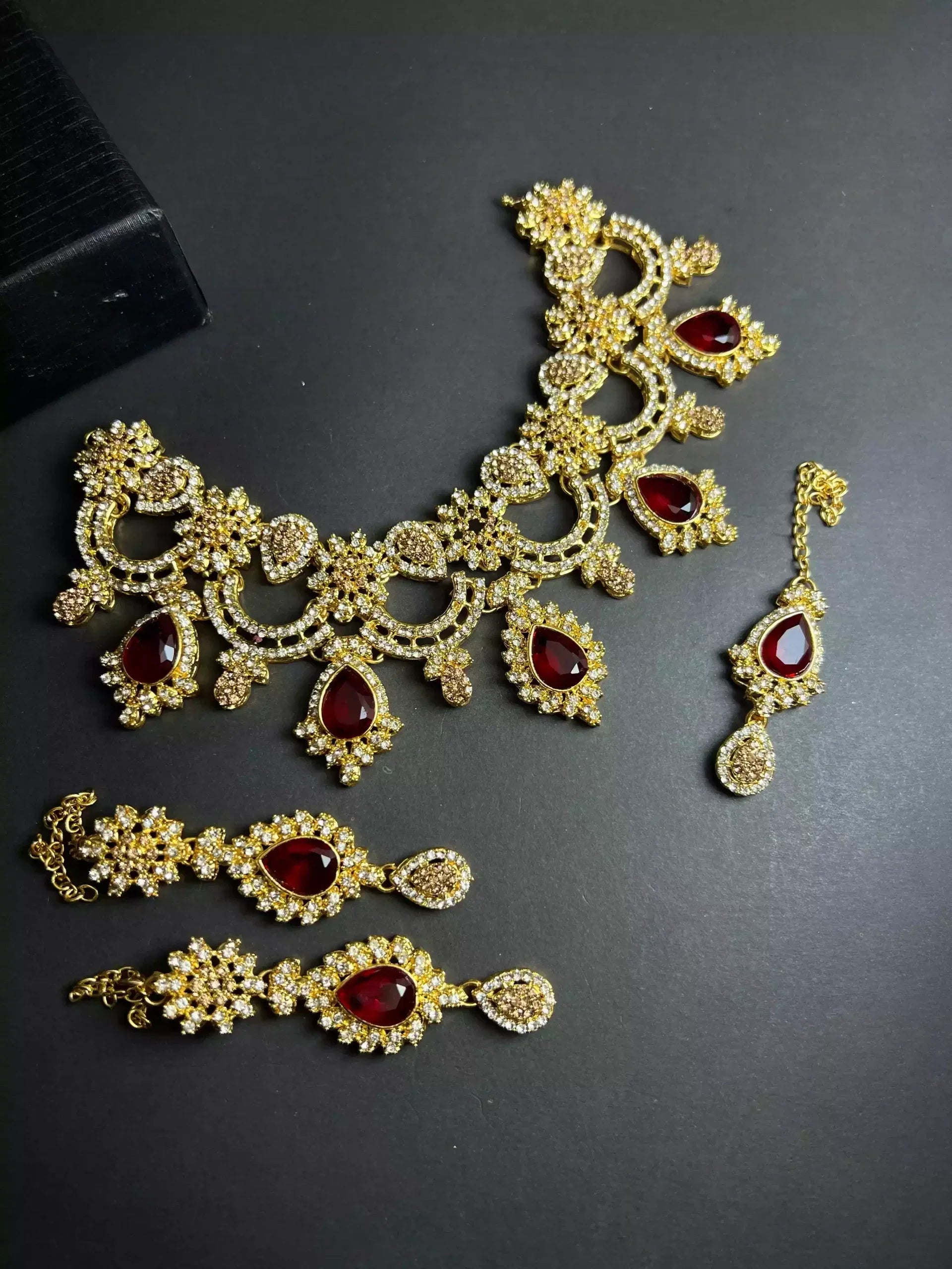 Zircon necklace set with teeka