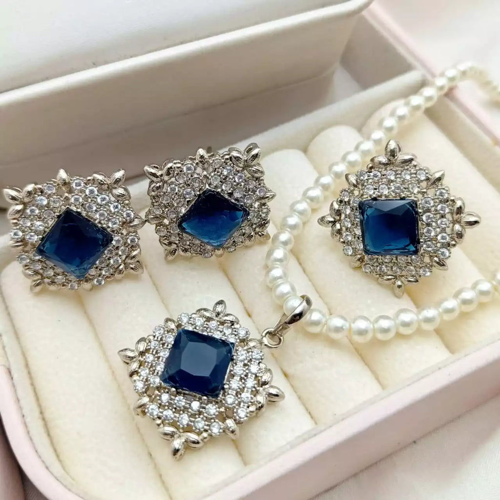 Zirconia pendant set with ring
