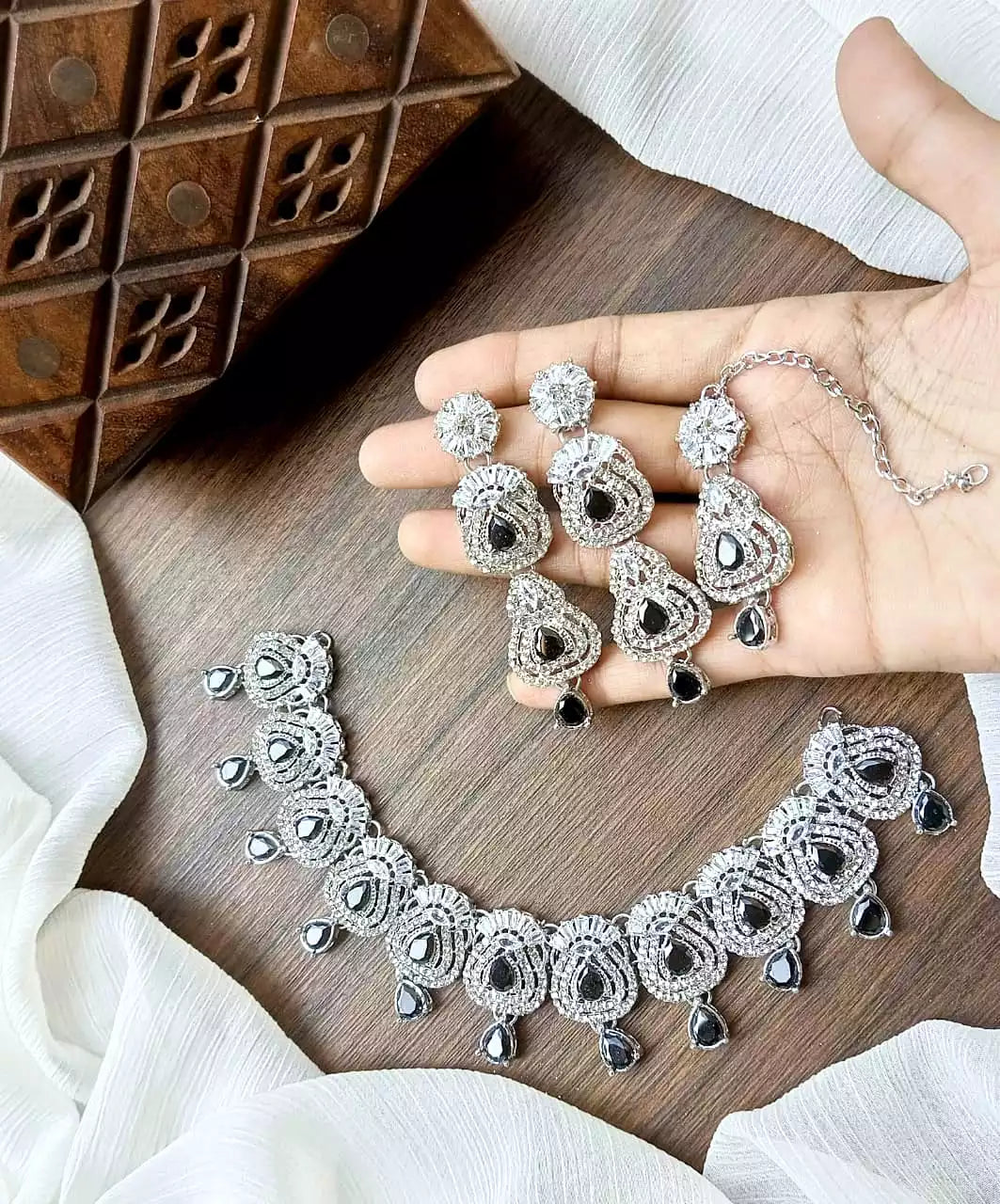 Zircon necklace set with long earrings