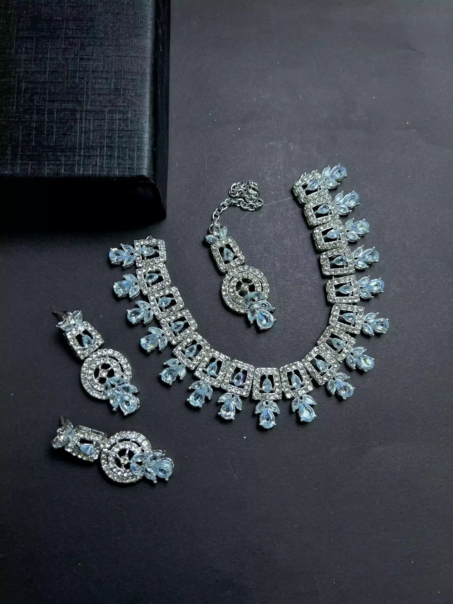 Zircon necklace set with teeka