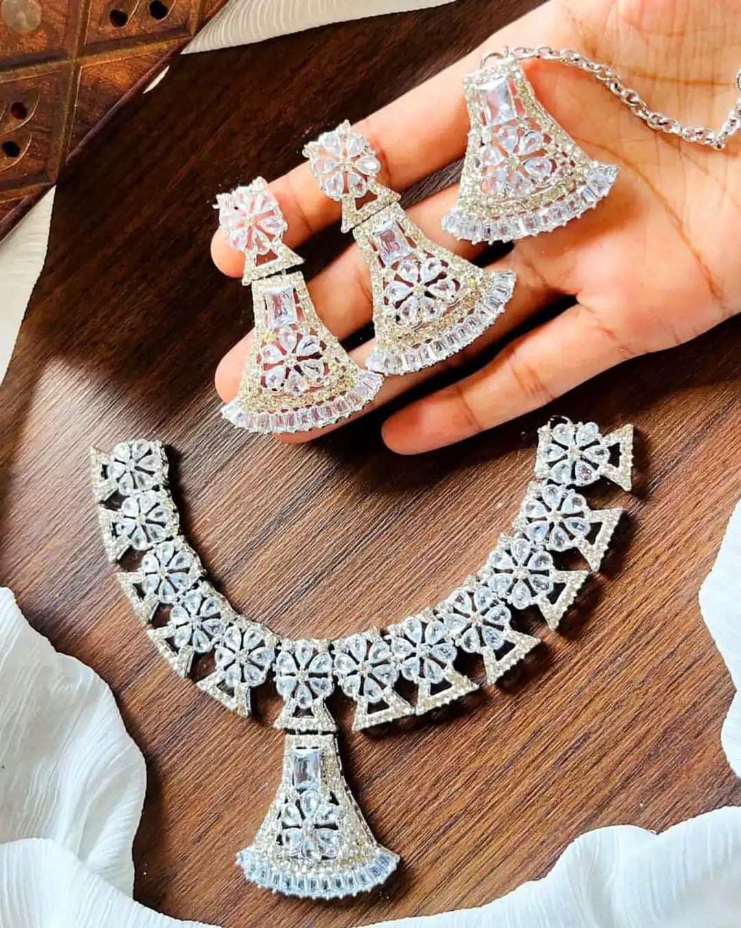 Zircon necklace set with teeka