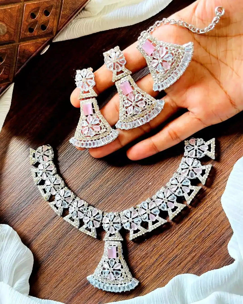 Zircon necklace set with teeka