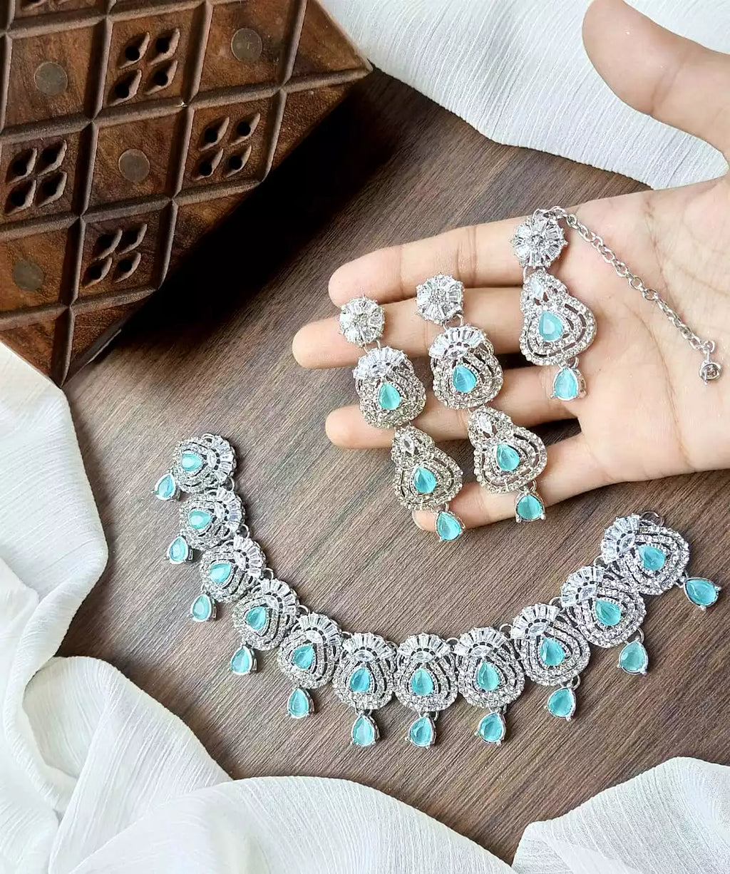 Zircon necklace set with long earrings