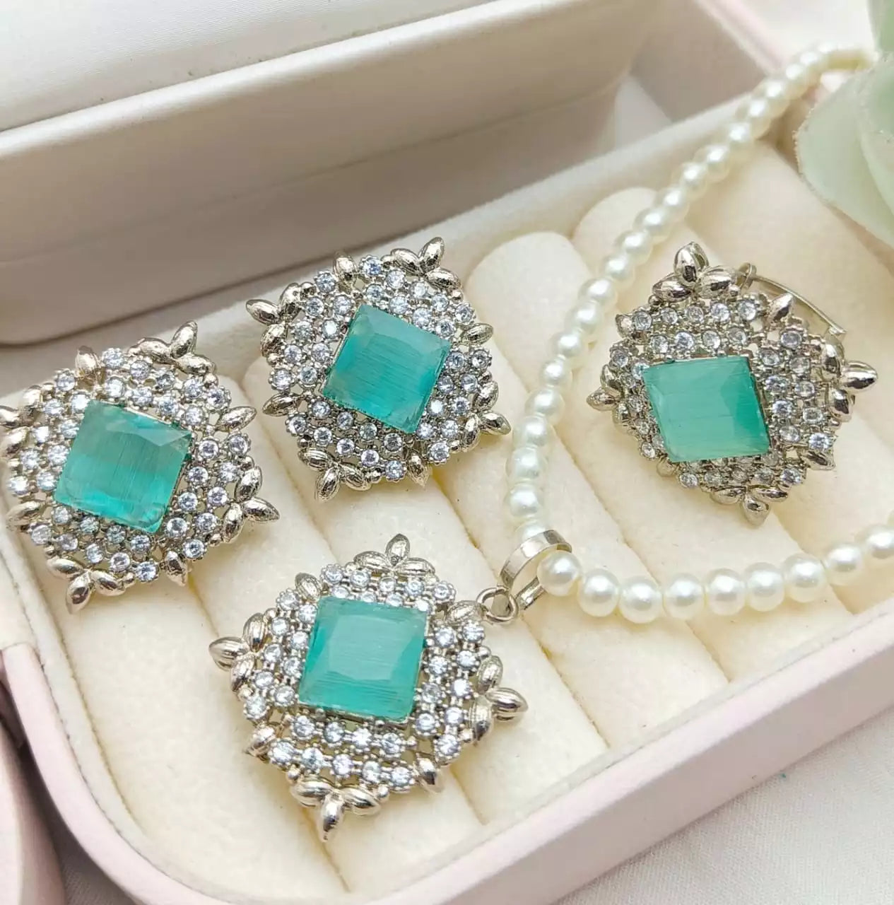 Zirconia pendant set with ring