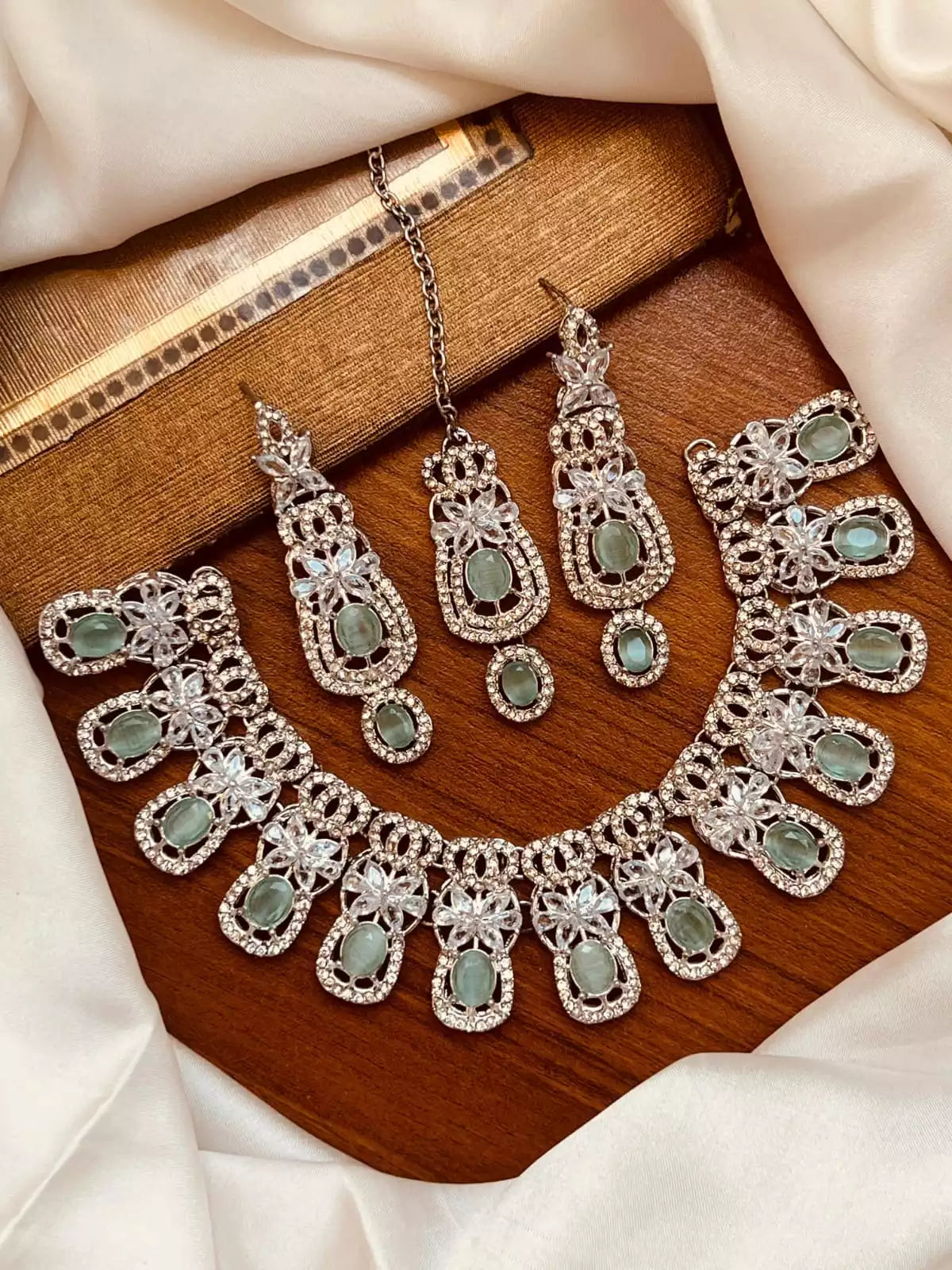 Zircon necklace set with teeka Main image