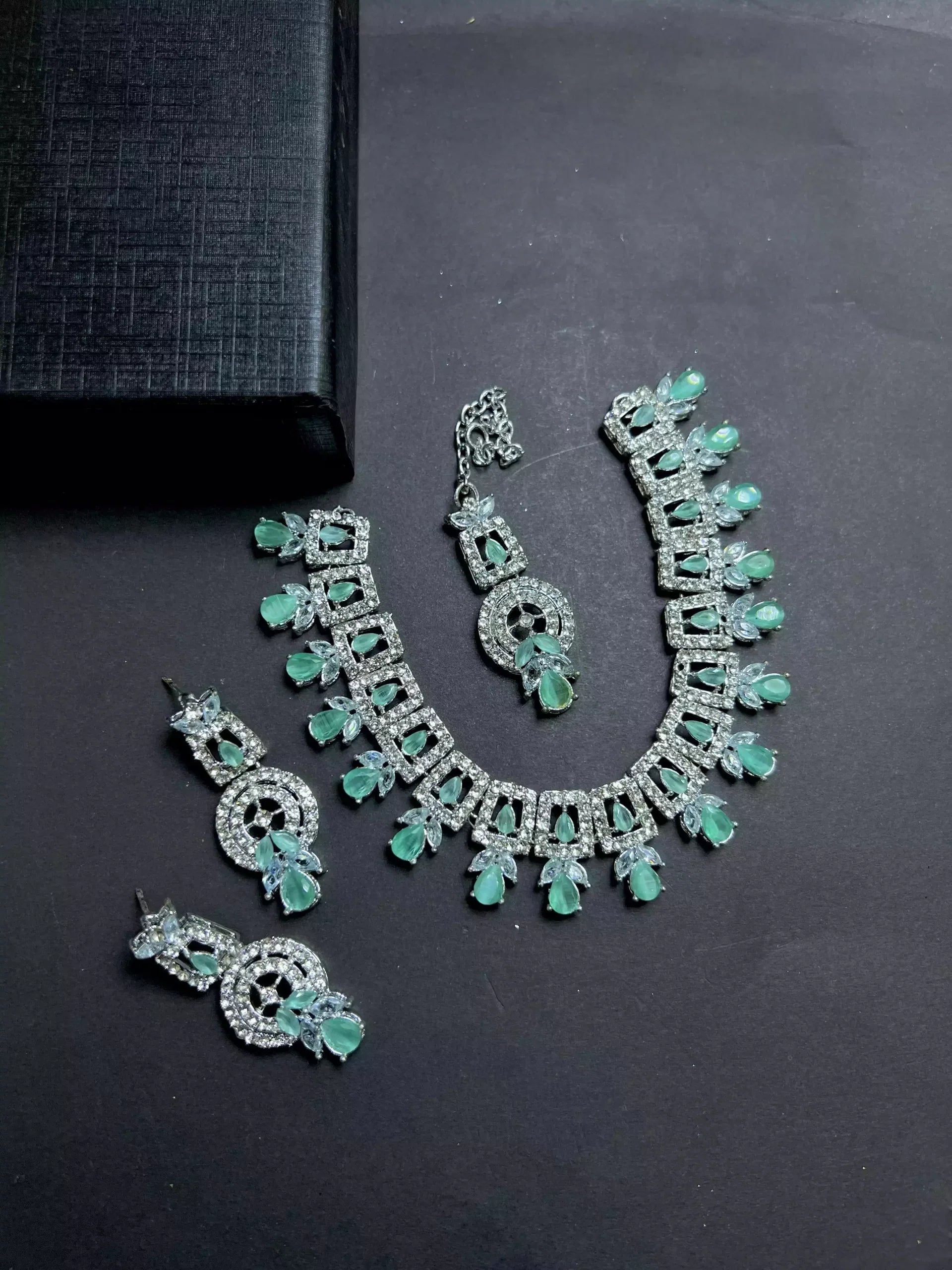 Zircon necklace set with teeka