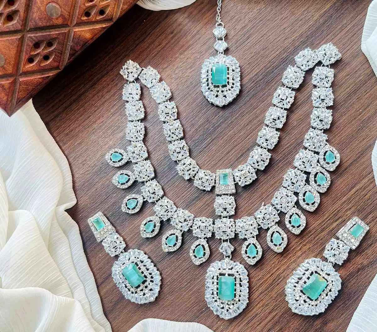 Double line necklace set with teeka Main image