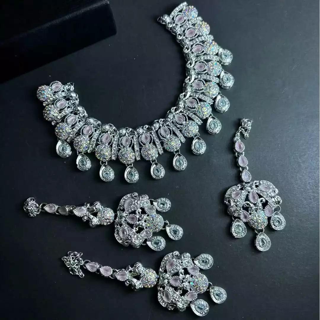 Zircon necklace set with teeka