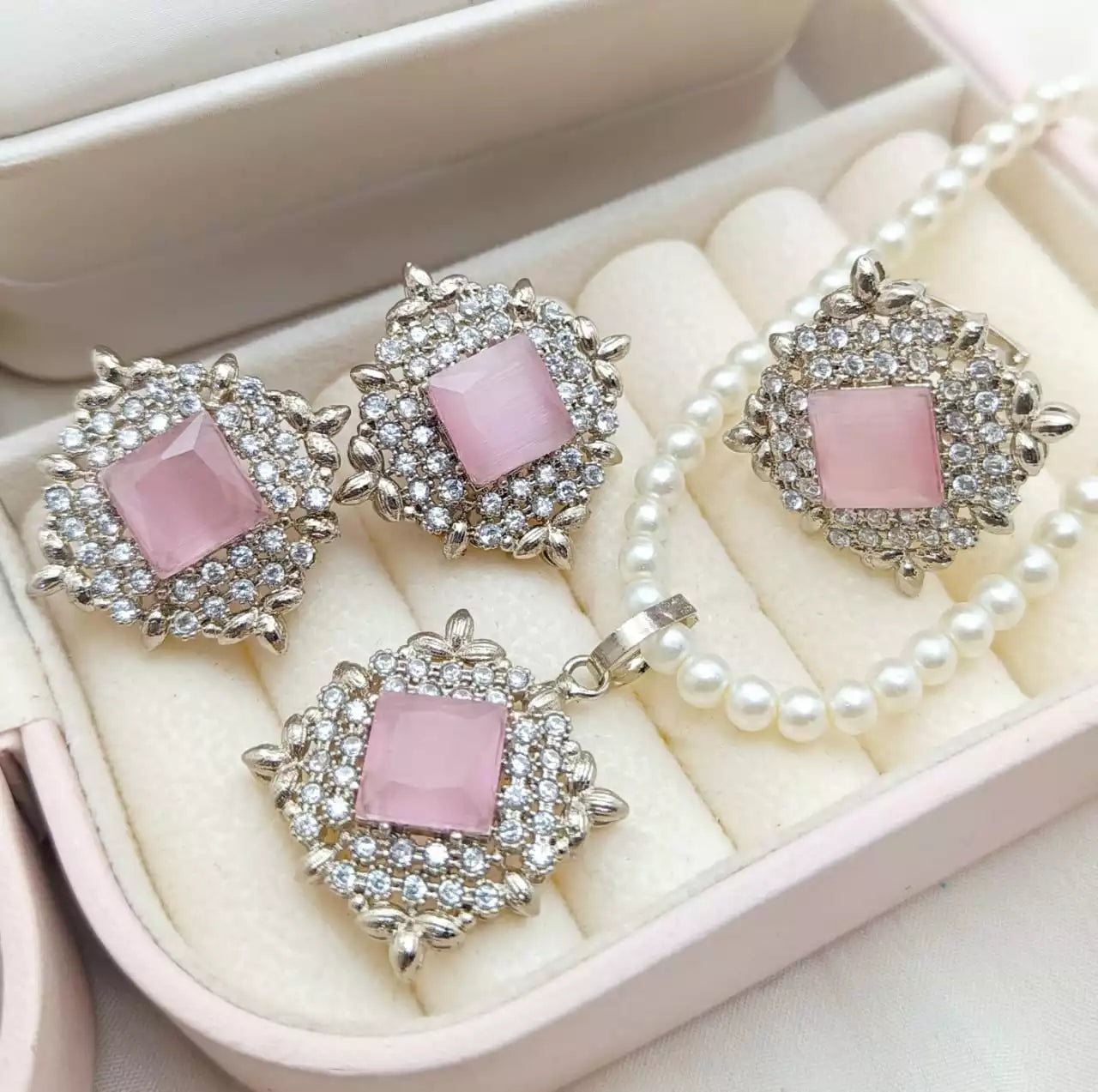 Zirconia pendant set with ring