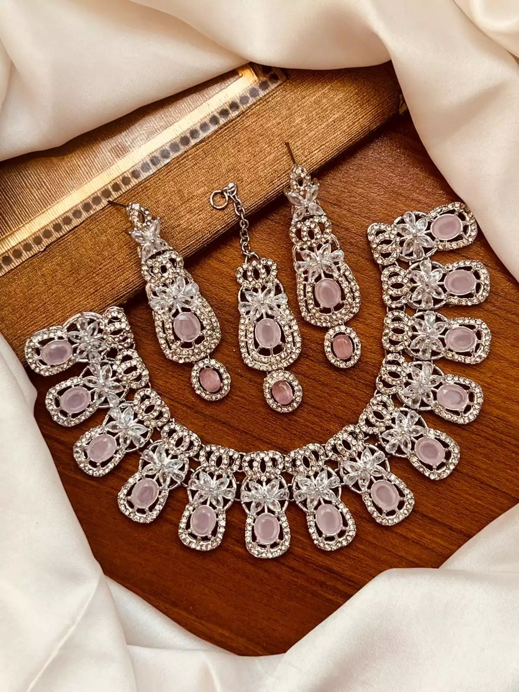 Zircon necklace set with teeka