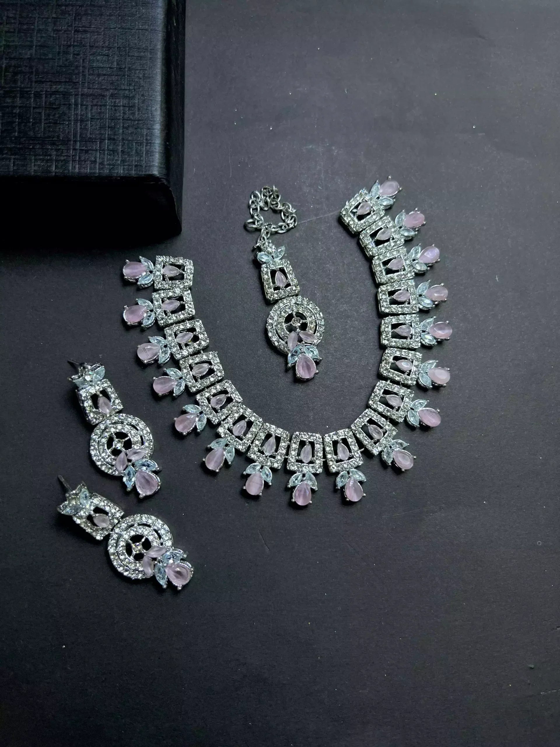 Zircon necklace set with teeka
