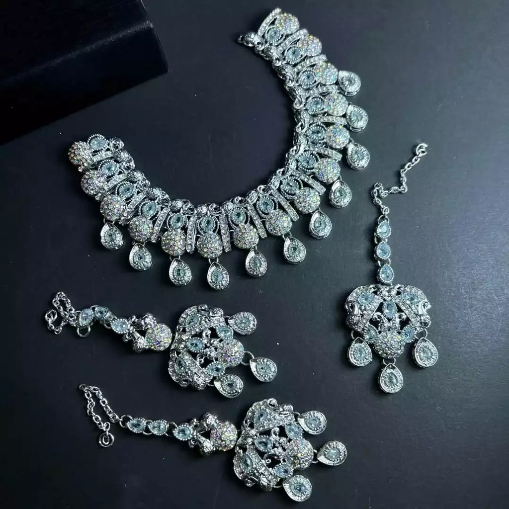 Zircon necklace set with teeka