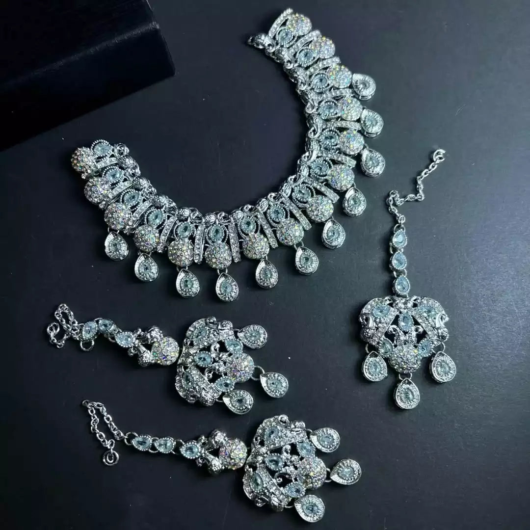 Zircon necklace set with teeka