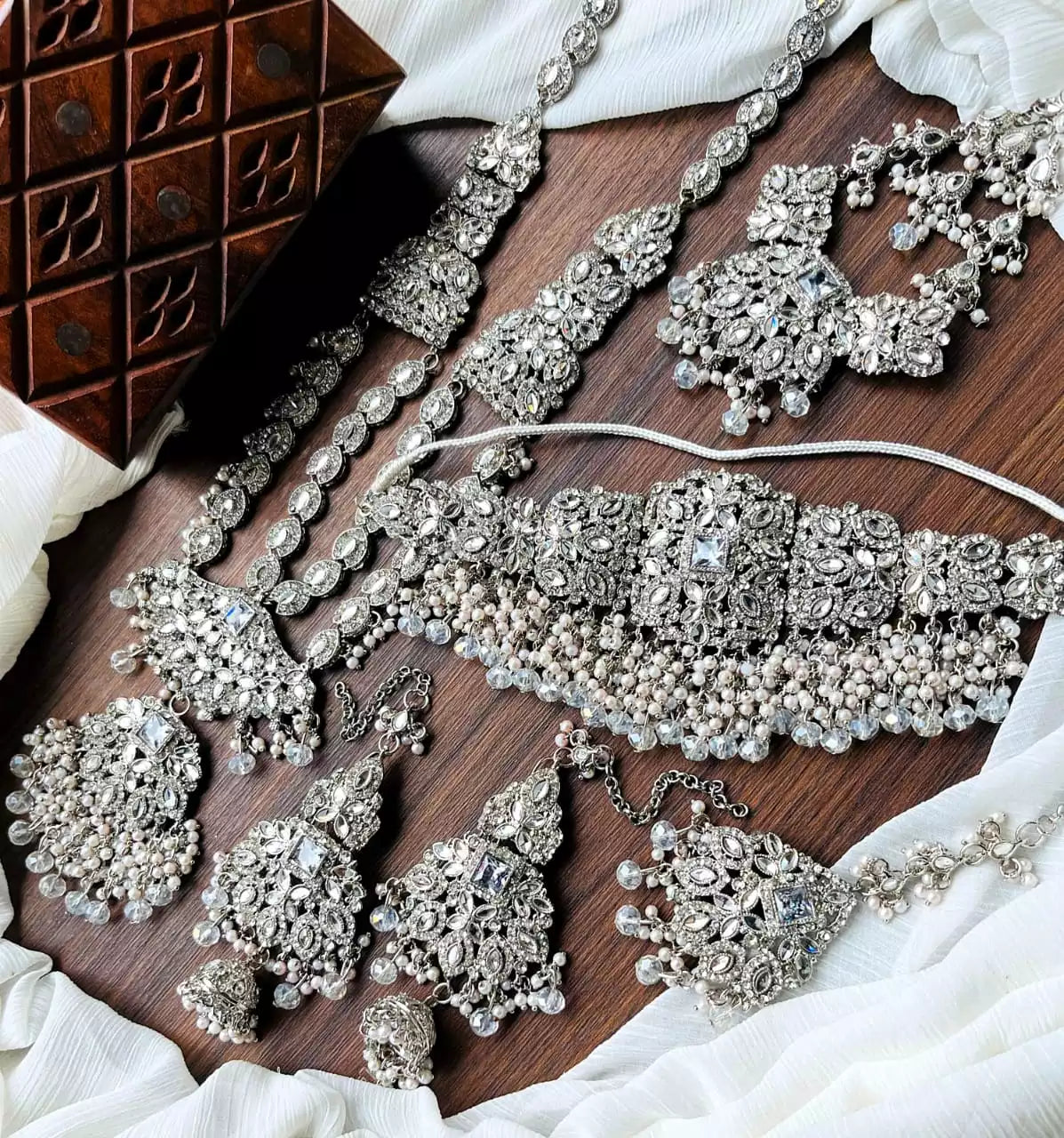Double dholna bridal set with jhumar Main image