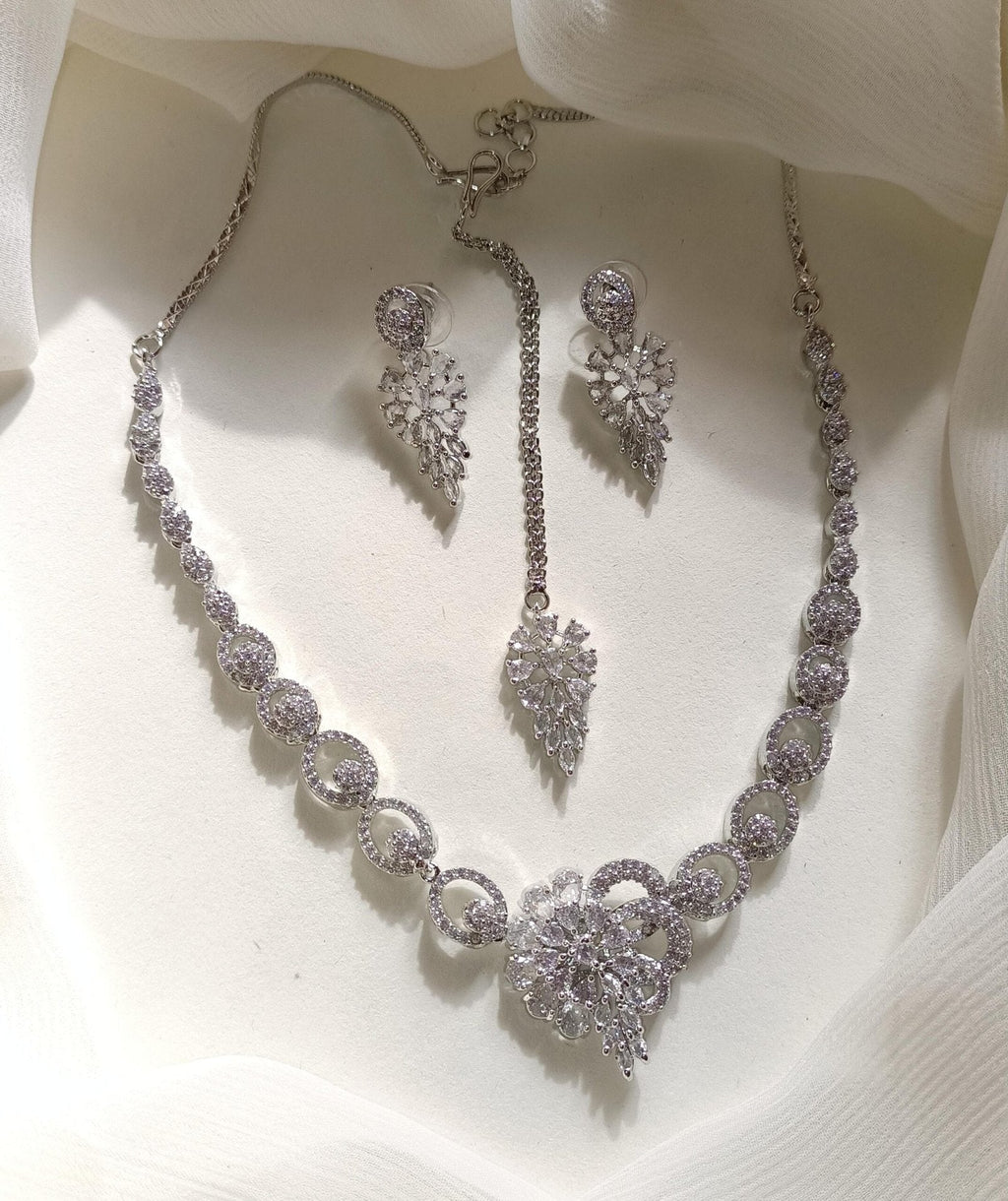 Indian necklace set with teeka