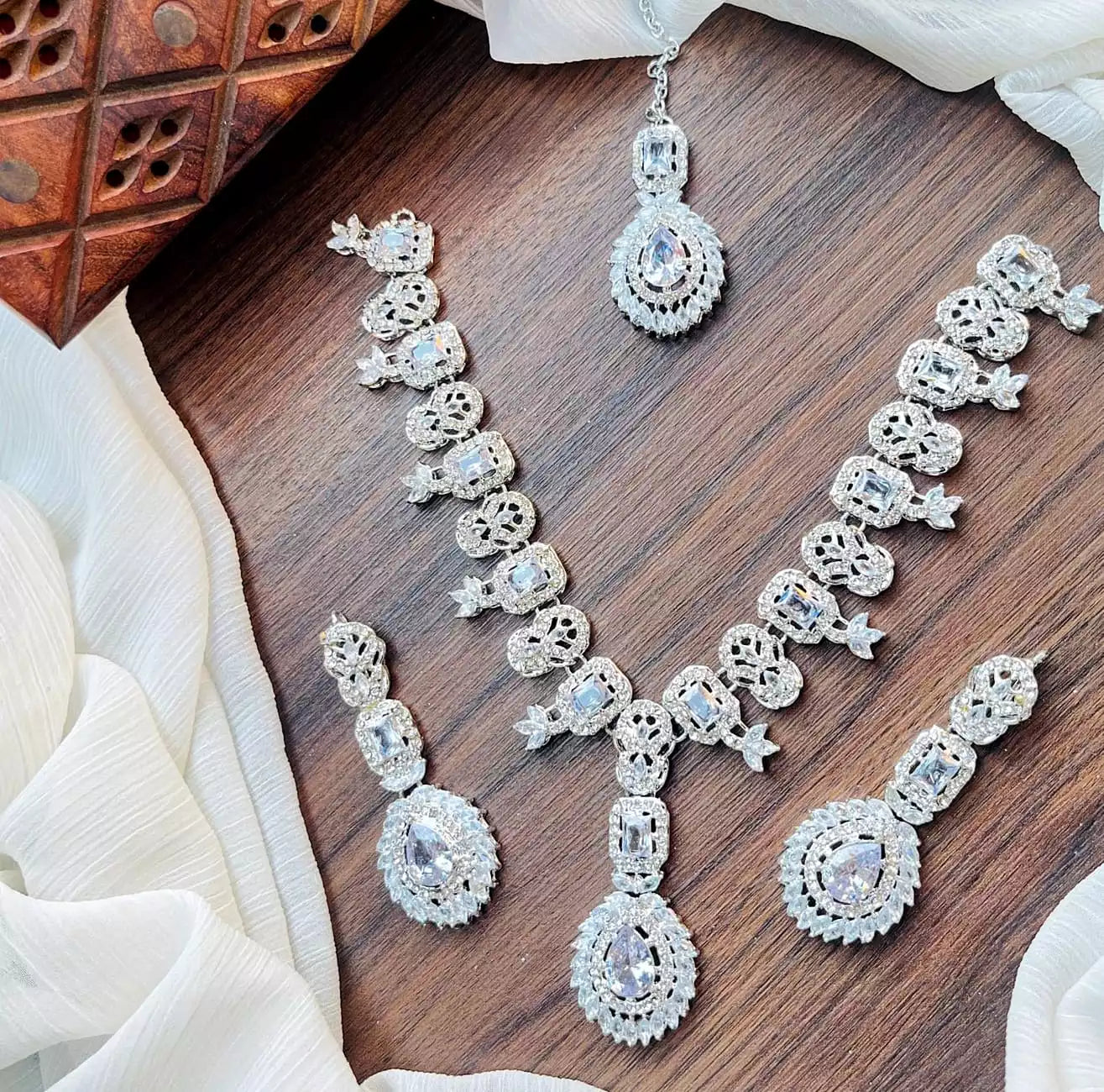 Zircon necklace set with teeka