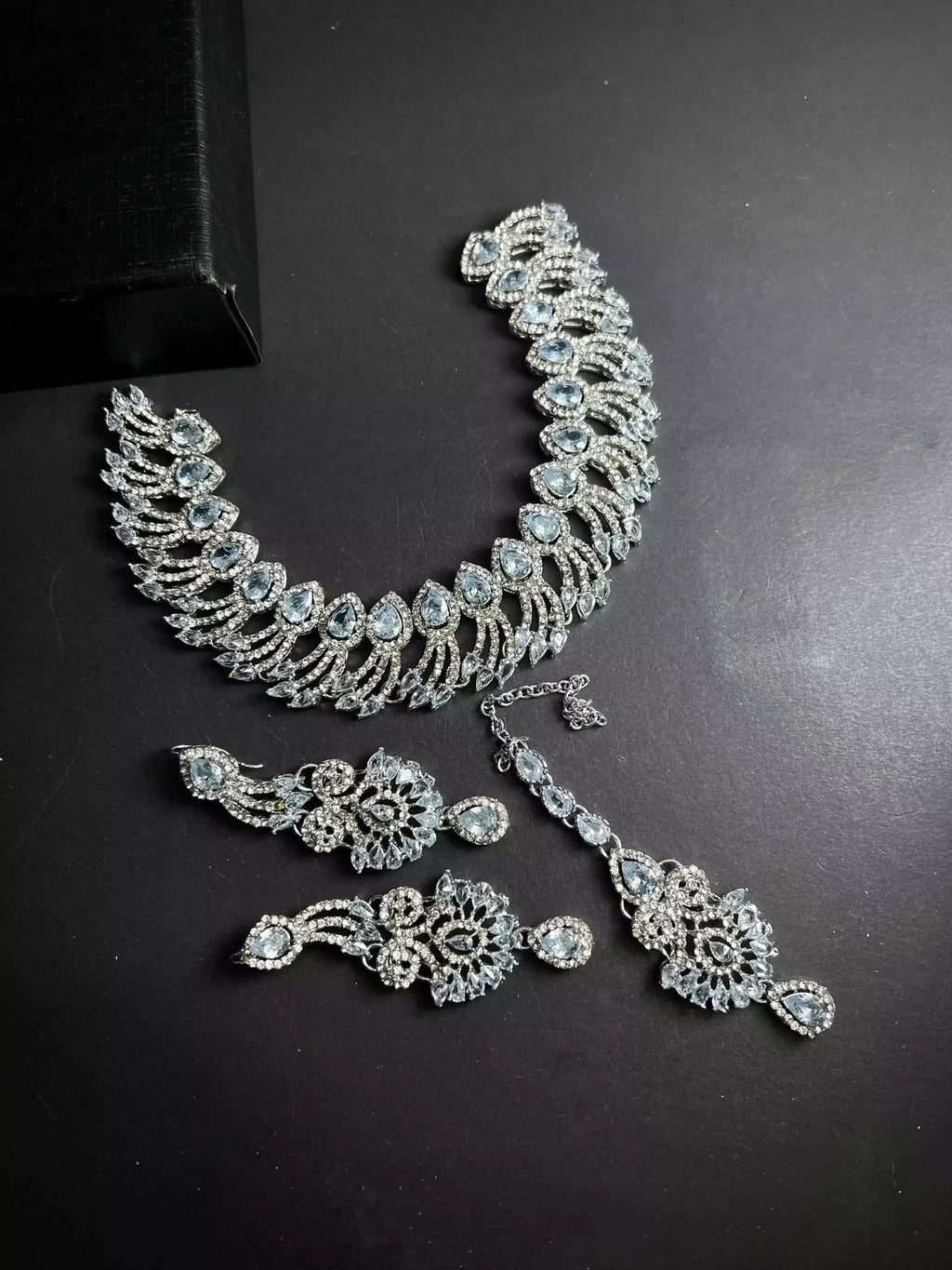 Zircon necklace set with teeka
