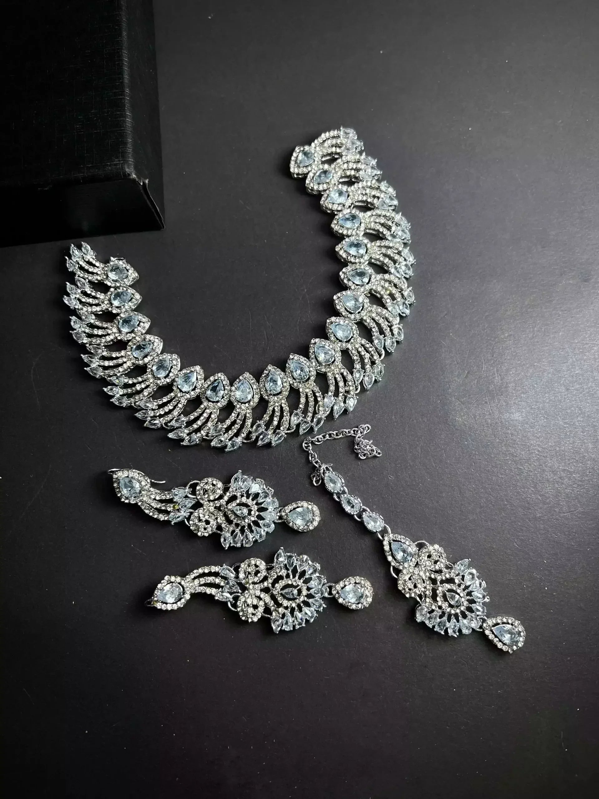 Zircon necklace set with teeka