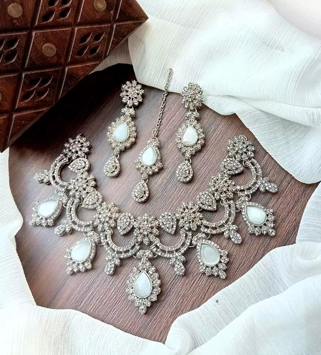 Zircon necklace with teeka