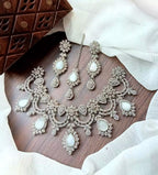 Zircon necklace with teeka
