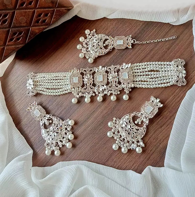 Kundan choker set with teeka