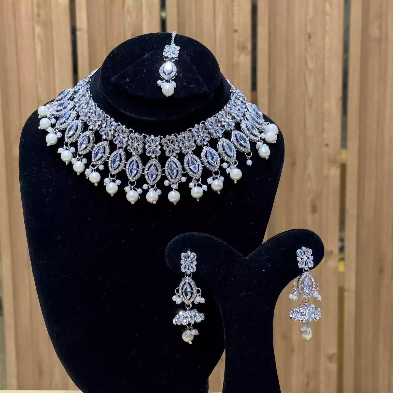Zircon necklace set with teeka