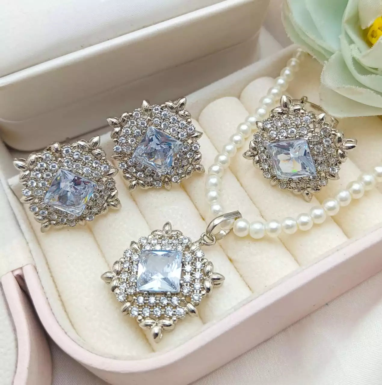Zirconia pendant set with ring