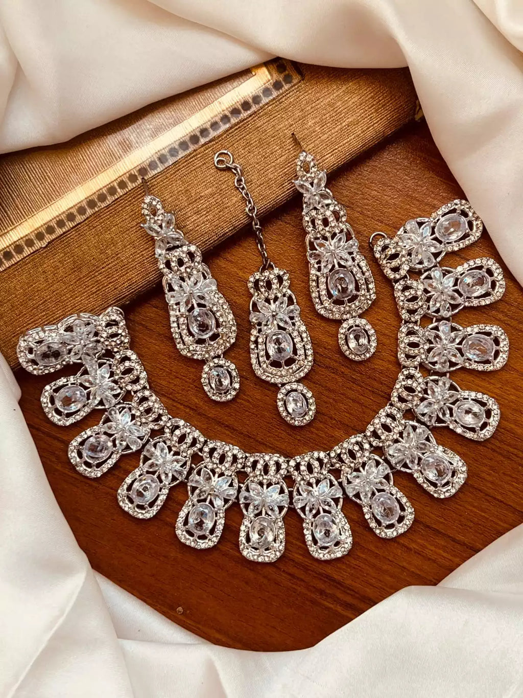 Zircon necklace set with teeka