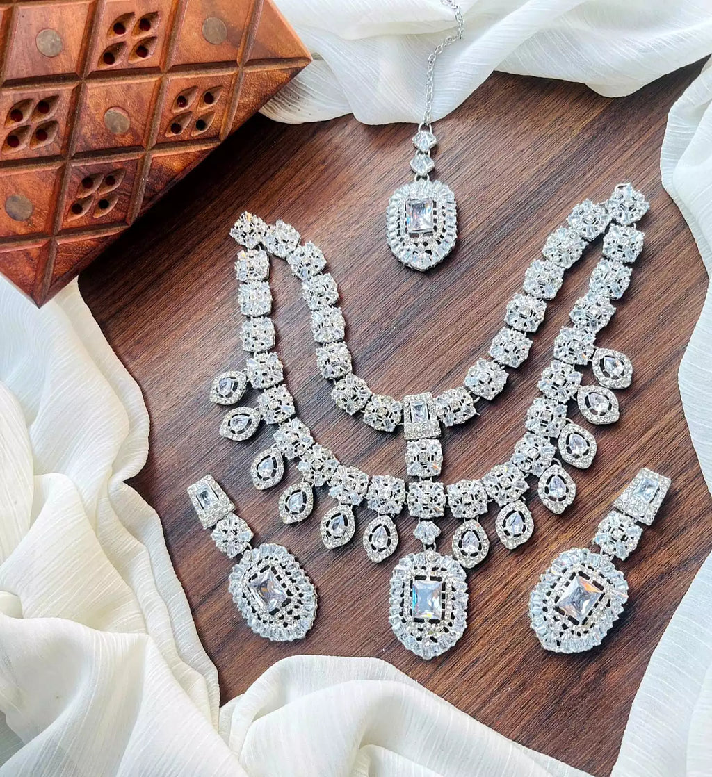 Double line necklace set with teeka