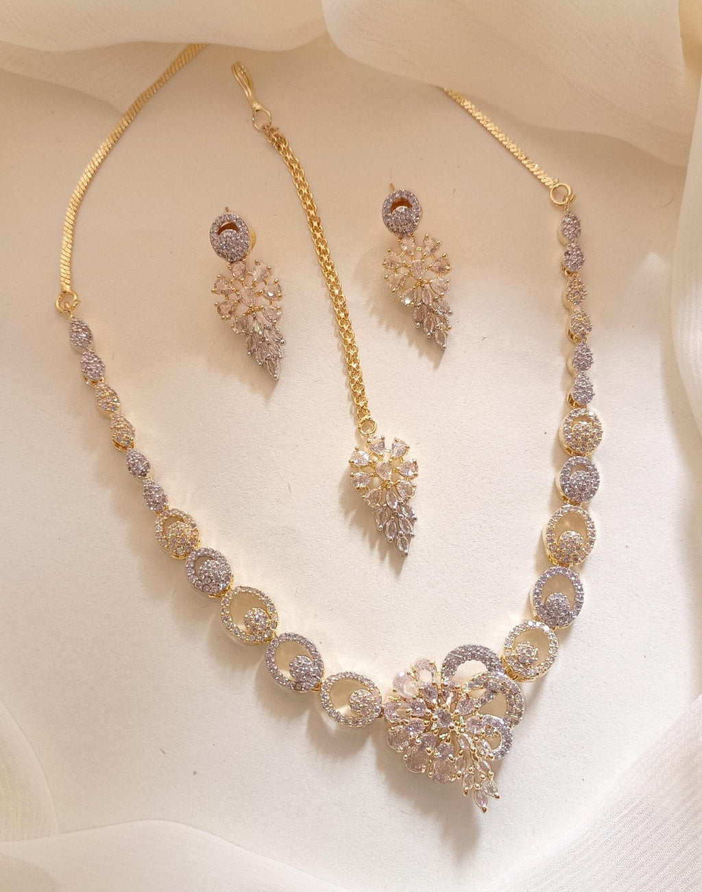 Indian necklace set with teeka