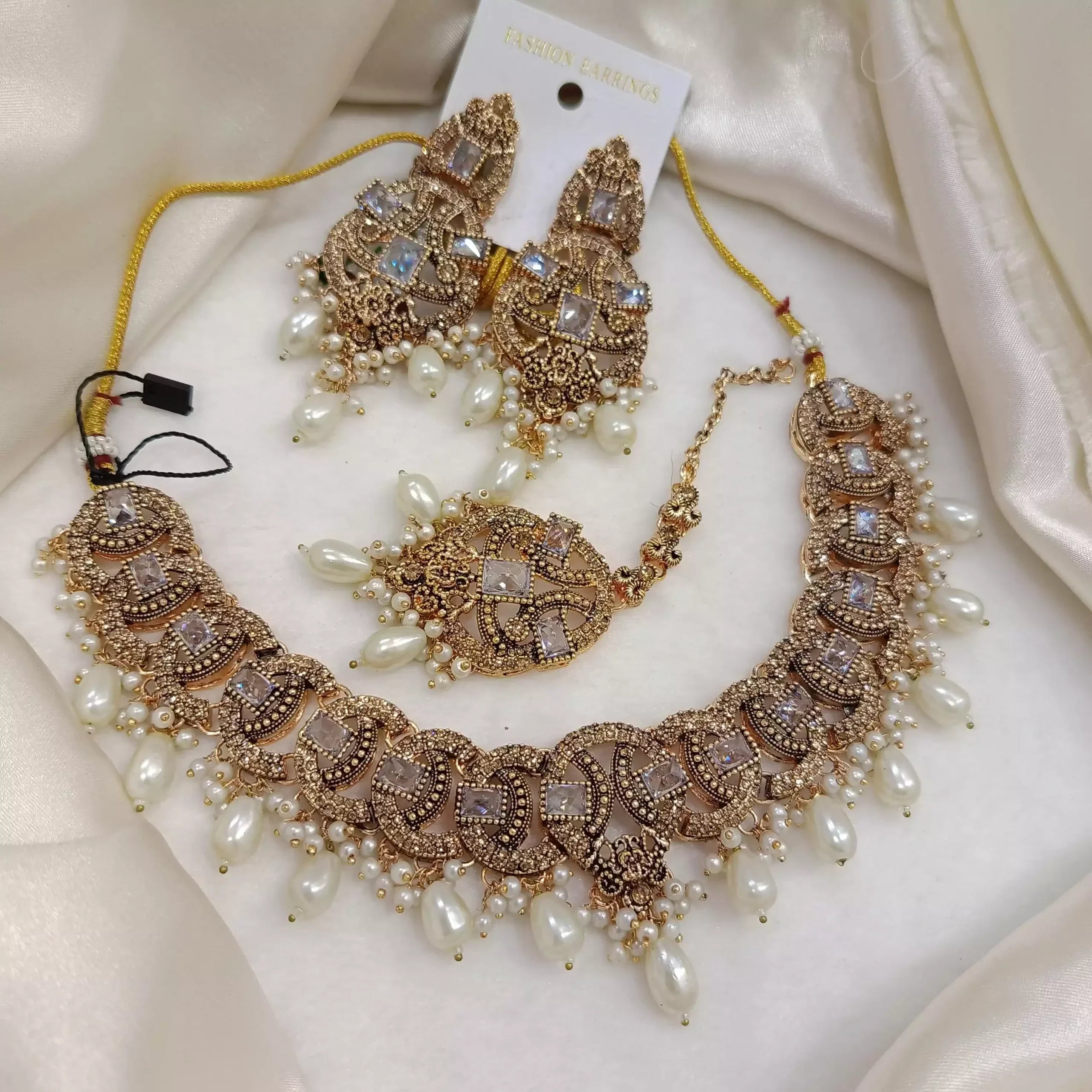 Zircon necklace set with teeka