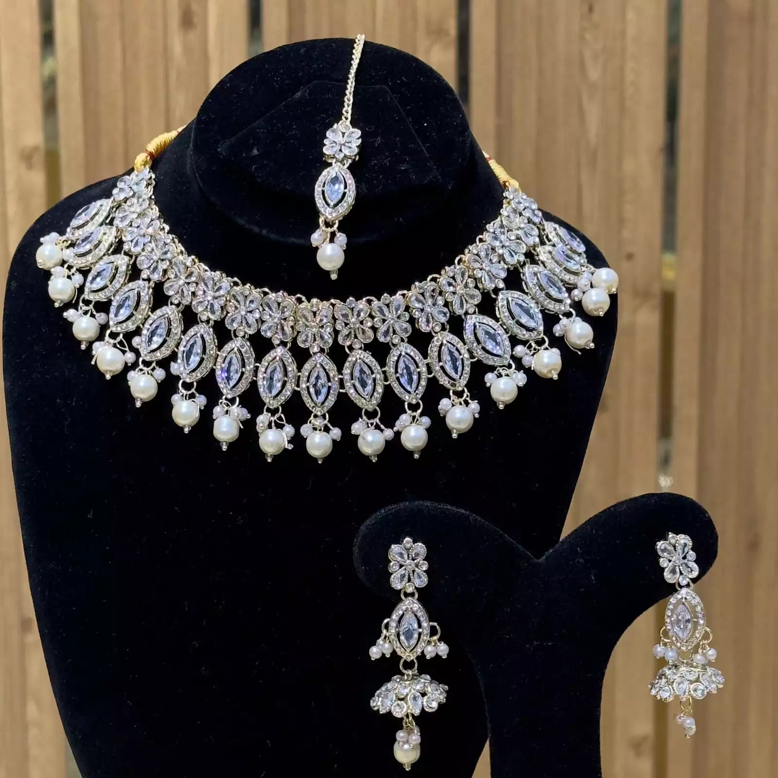 Zircon necklace set with teeka