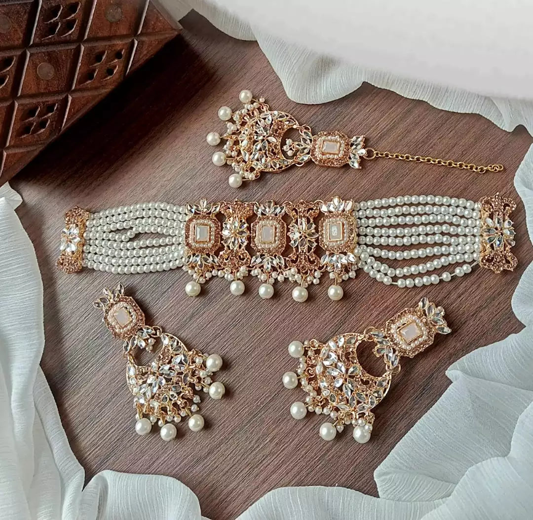 Kundan choker set with teeka Main image