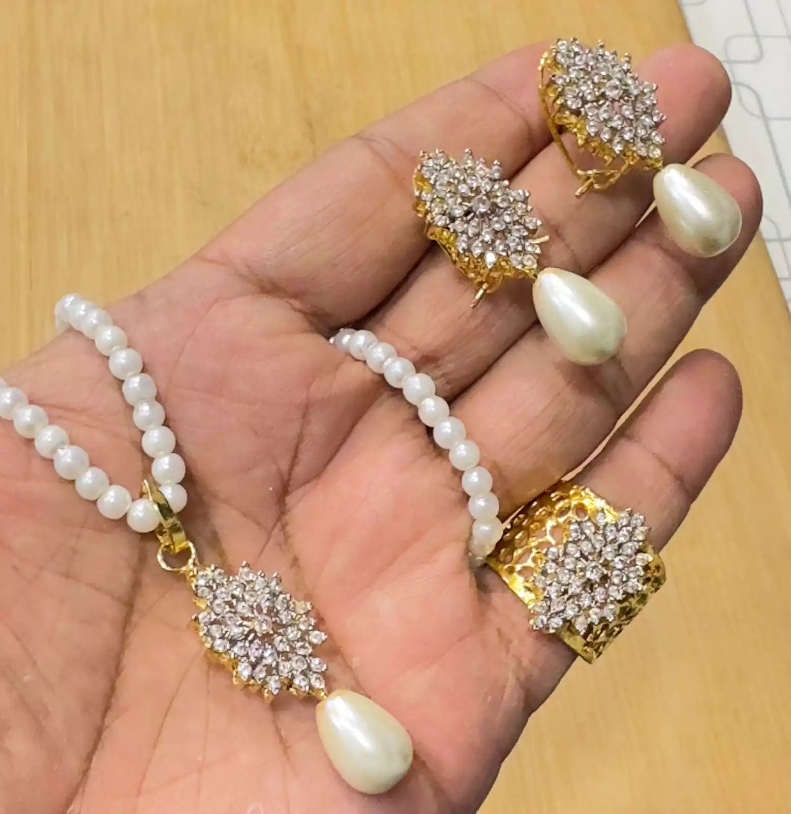 Jarao Zircon locket set Secondary image