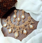 Zircon necklace with teeka