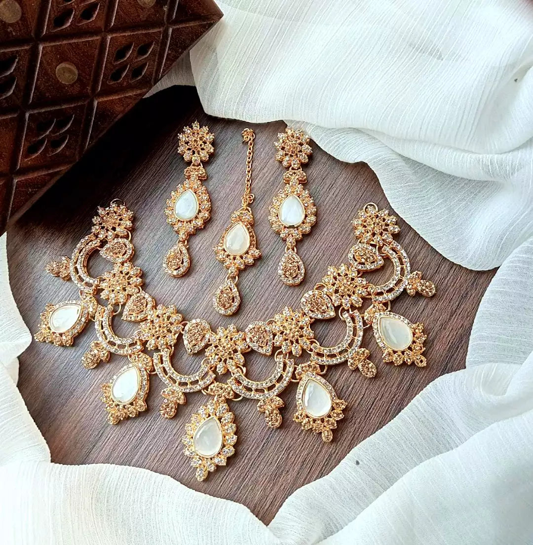 Zircon necklace with teeka
