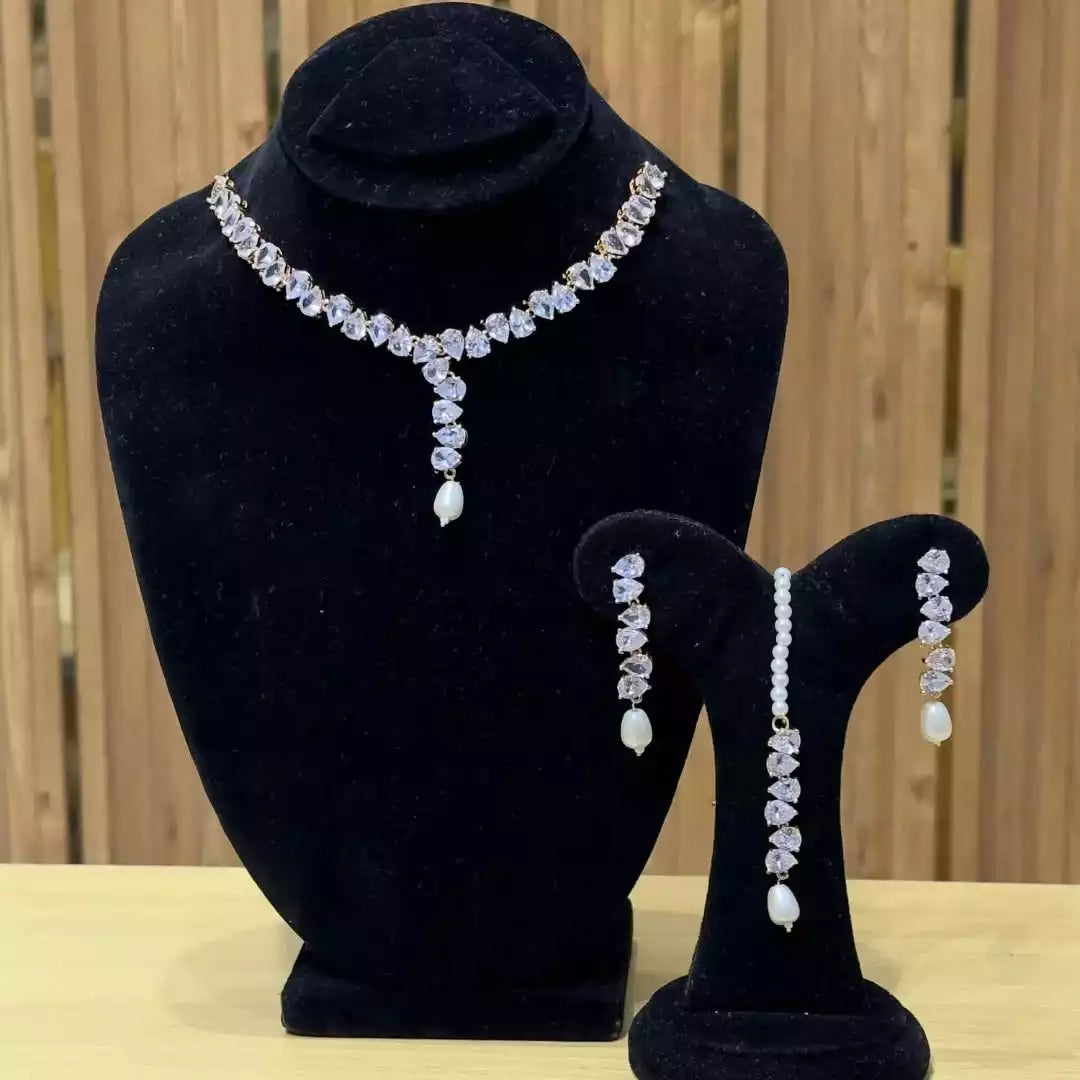 Delicate necklace set with teeka Secondary image