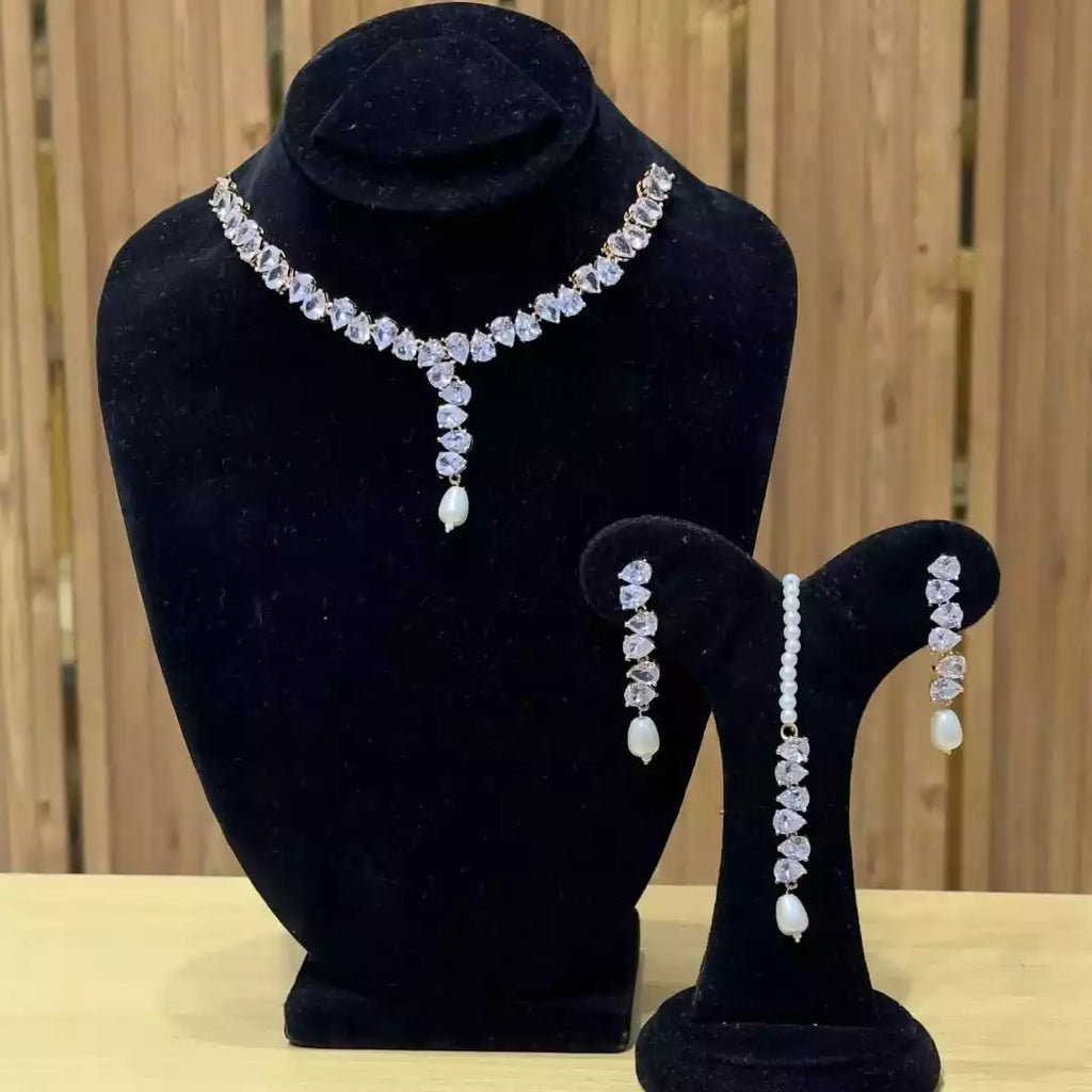 Delicate necklace set with teeka