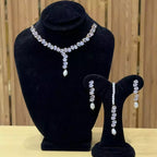 Delicate necklace set with teeka