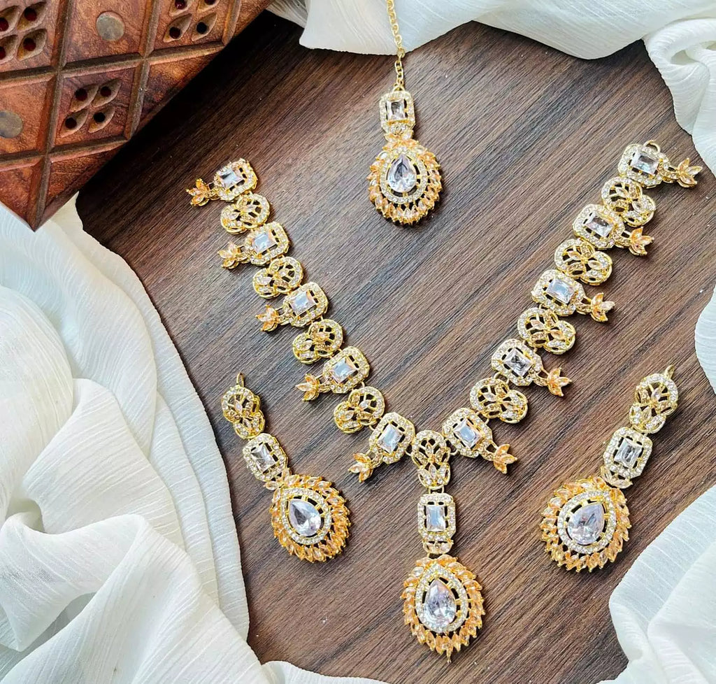 Zircon necklace set with teeka