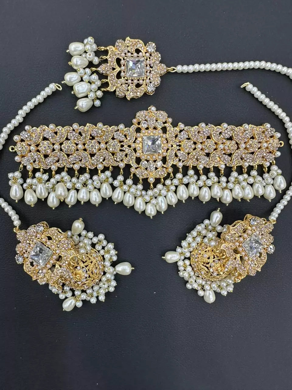 Zircon choker set with teeka